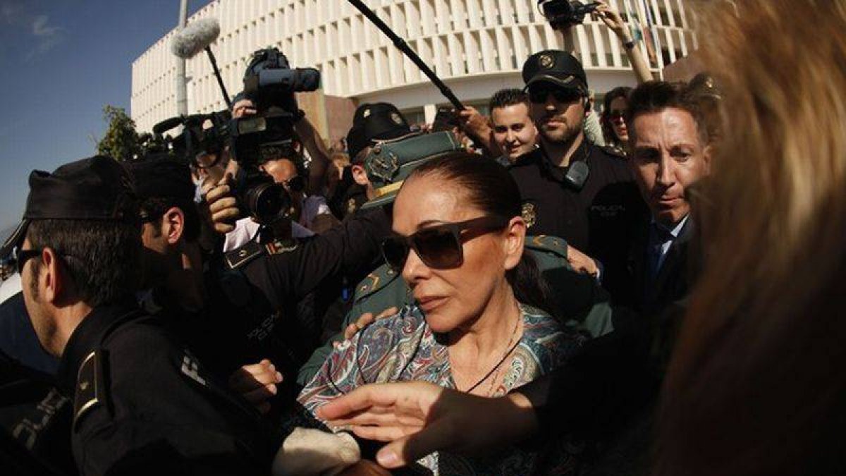 Isabel Pantoja sale de la Audiencia de Málaga, en abril del 2013.-Foto: REUTERS / JON NAZCA