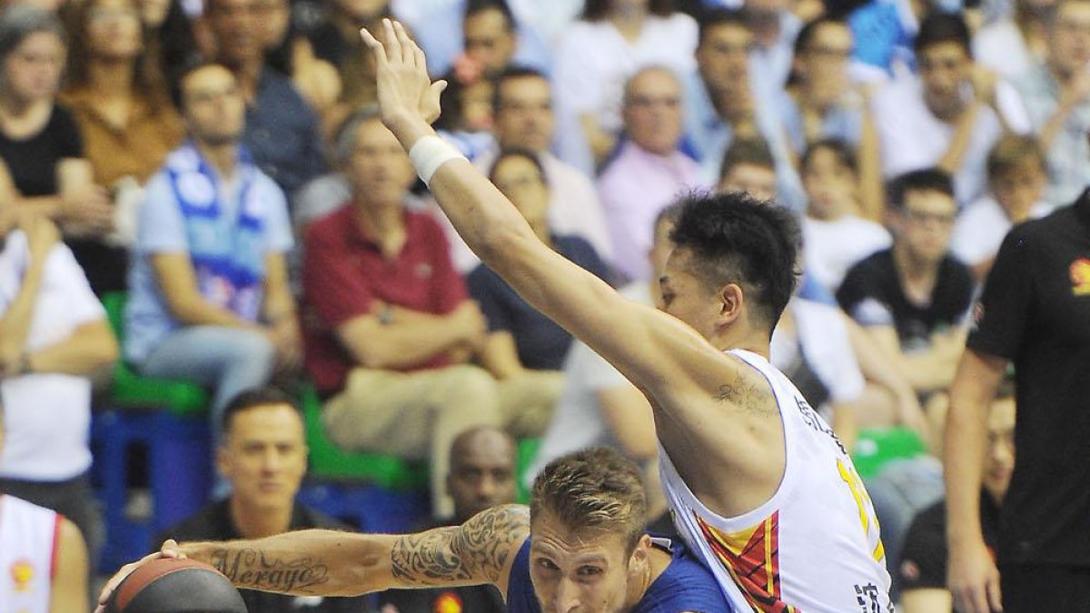 Javi Vega cuerpea con un defensor del Shenzhen Leopards-Israel L. Murillo