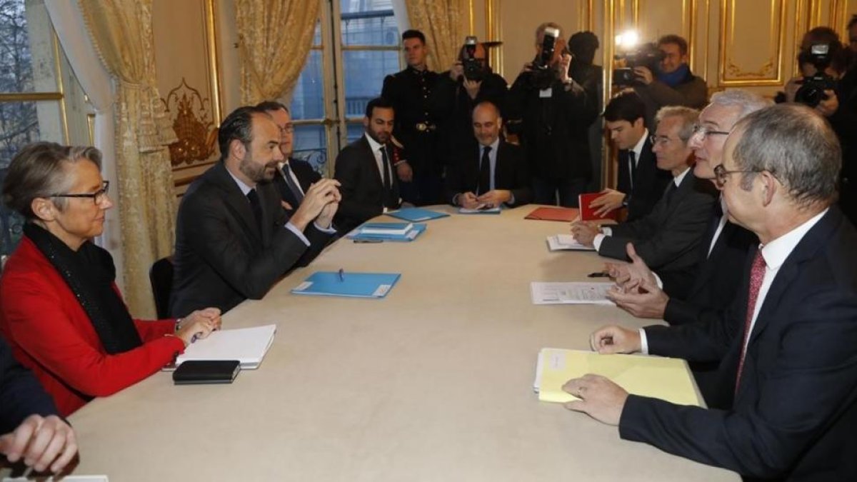 Representantes de la SNCF y del Gobierno, reunidos en París.-AFP / FRANCOIS GUILLOT
