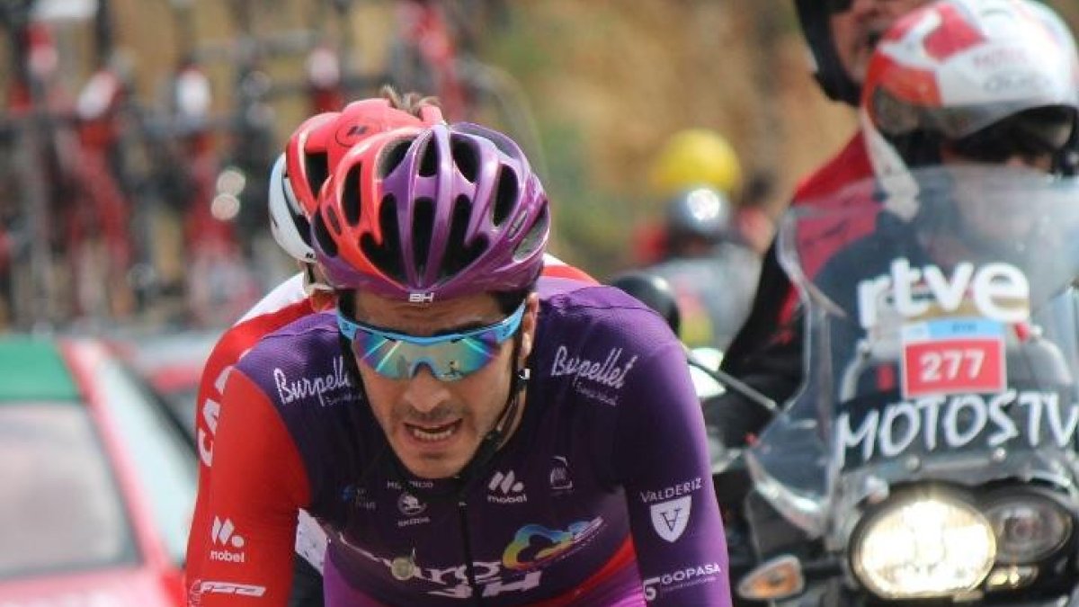 Jorge Cubero tira de la escapada, ayer.-PHOTOGOMEZSPORT