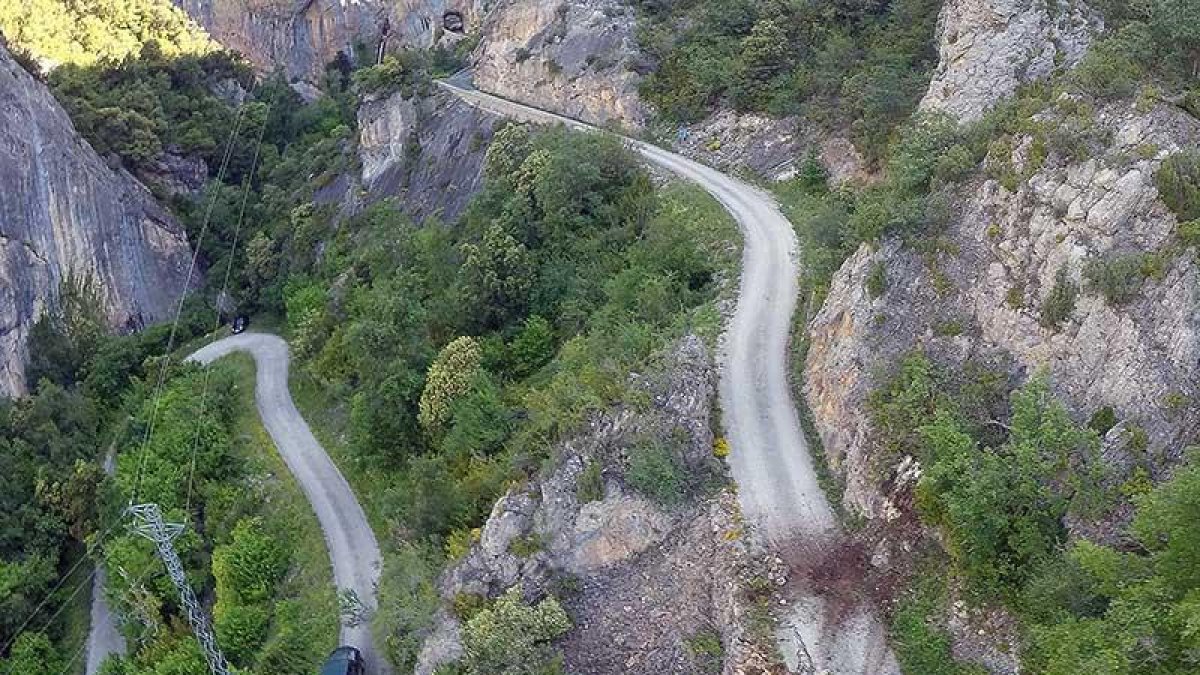 En su caída, la piedra golpeó la carretera en sendas curvas, causando daño en ambos laterales.-ECB