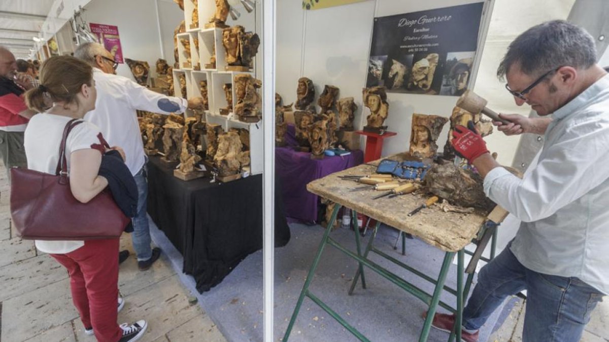 Un artesano trabaja en una pieza durante la feria celebrada ayer.-SANTI OTERO