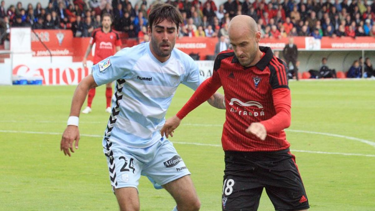 El delantero roiillo Ion Vélez conduce un balón en presencia de un defensor del Llagostera-Alfonso G. Mardones