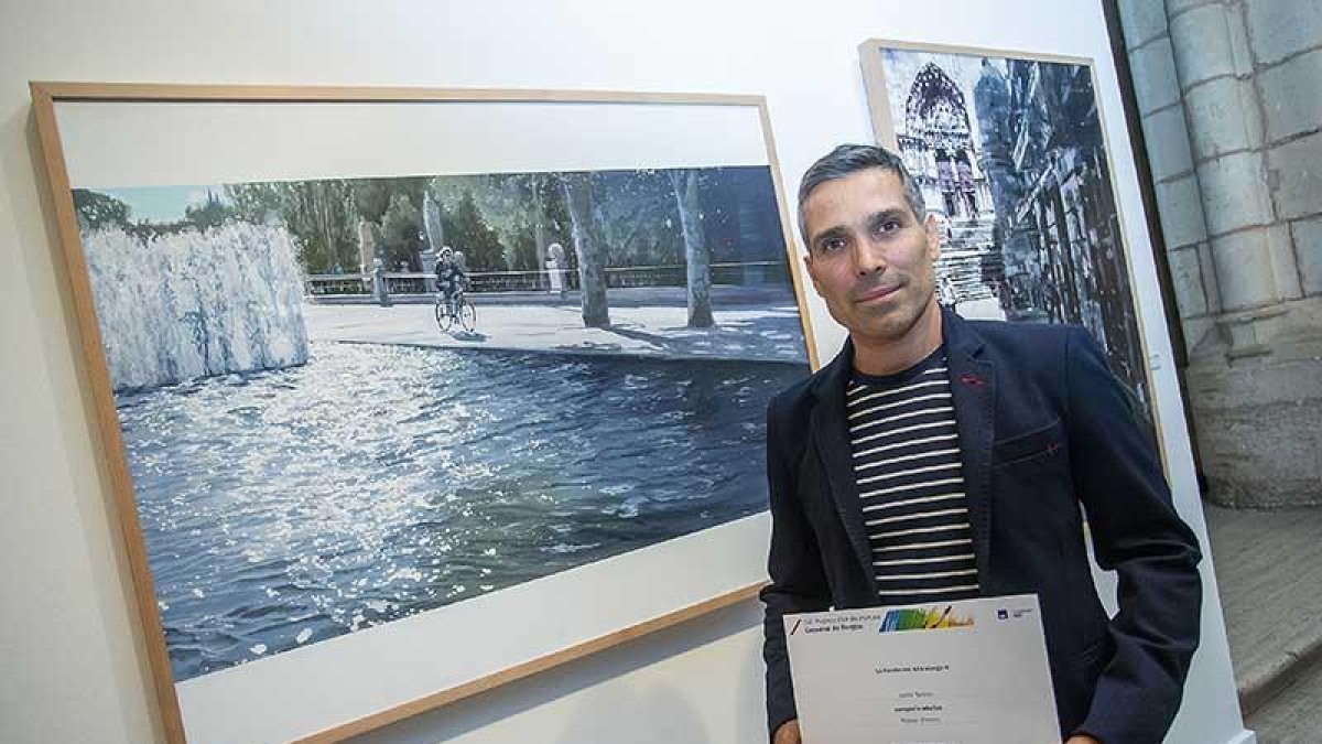 Javier Torices junto a su obra ganadora del el primer premio en el Concurso de Pintura Catedral de Burgos.-SANTI OTERO