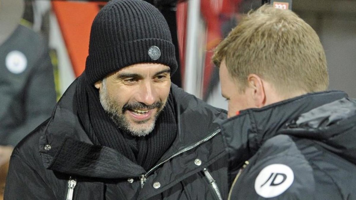 Pep Guardiola saludando al entrenador del Bournemouth.-EFE