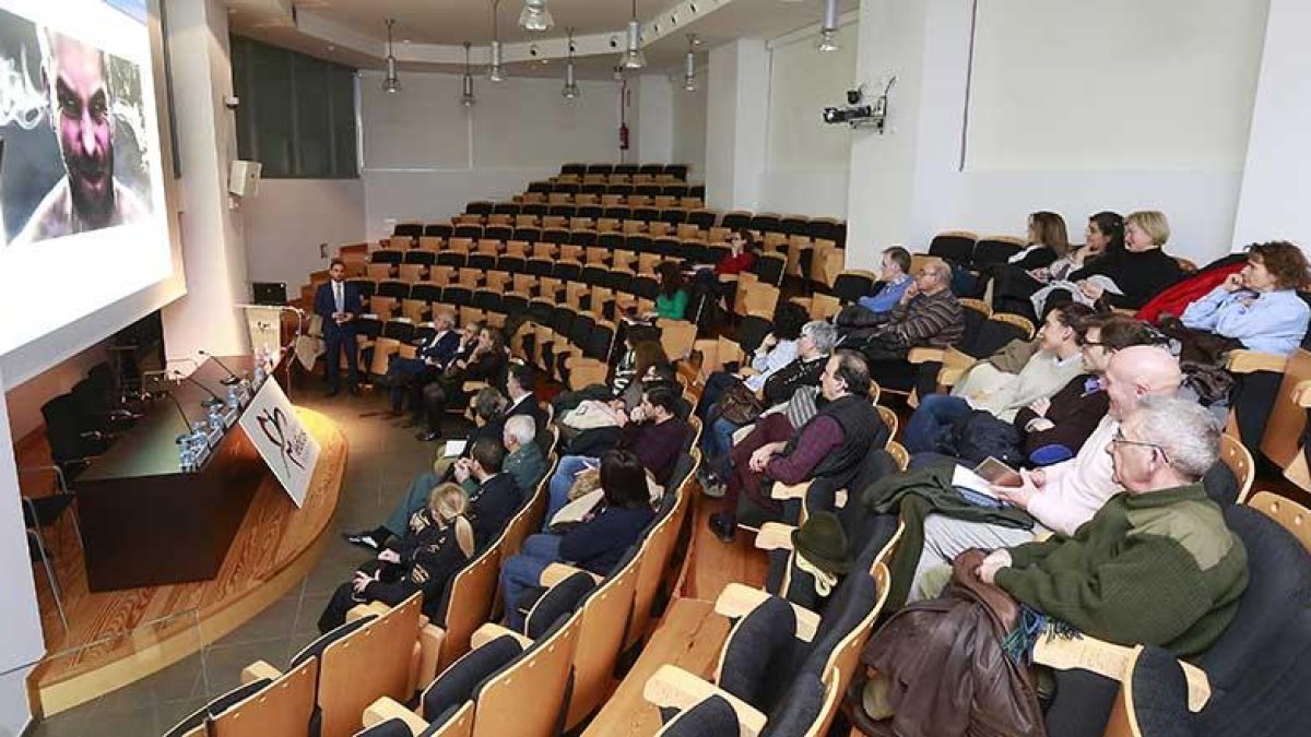 Varios facultativos asisten a la jornadas que se desarrolló en las instalaciones del Colegio de Médicos de Burgos.-RAÚL G. OCHOA