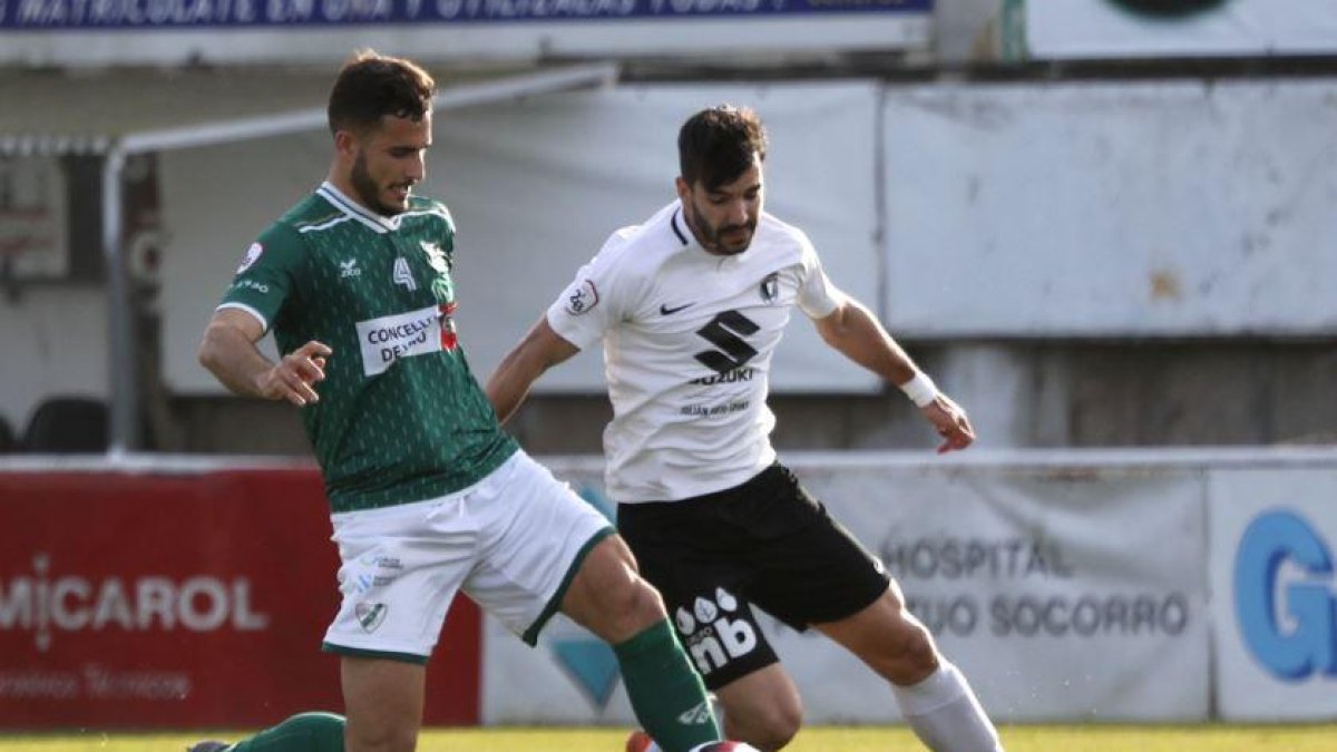 Chevi persigue a un futbolista del Coruxo durante el choque de ayer.-FARO DE VIGO