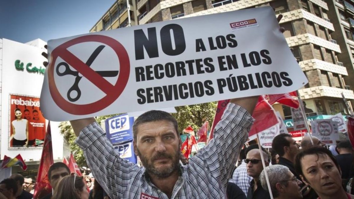 Manifestación de funcionarios contra los recortes del Gobierno de Rajoy.-MIGUEL LORENZO