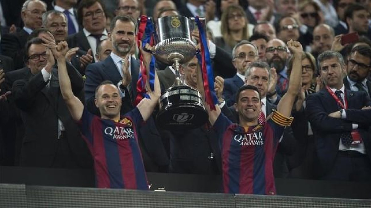 Iniesta y Xavi levantan la Copa ante Felipe VI, el 30 de mayo en el Camp Nou-JORDI COTRINA