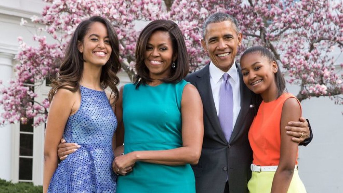 Barack y Michelle Obama con sus hijas, Malia y Sasha, en su felicitación de Pascua.-TWITTER