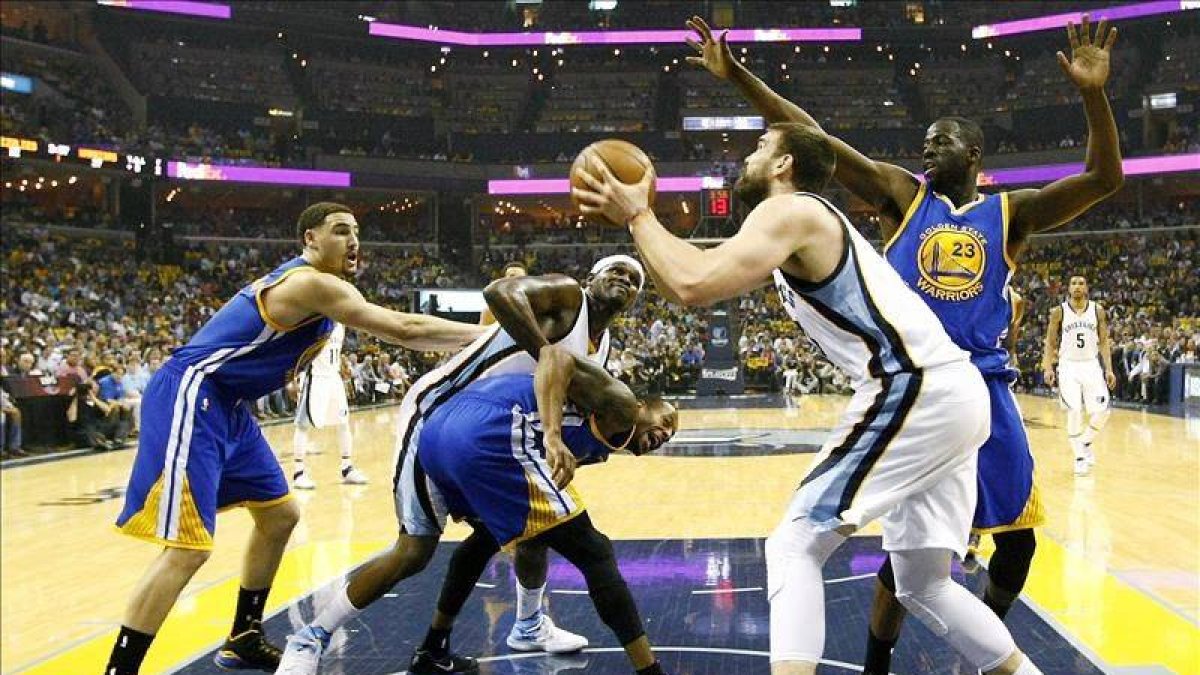 Marc Gasol, de Memphis Grizzlies (2d), impulsa a la canasta de Golden State Warriors.-EFE