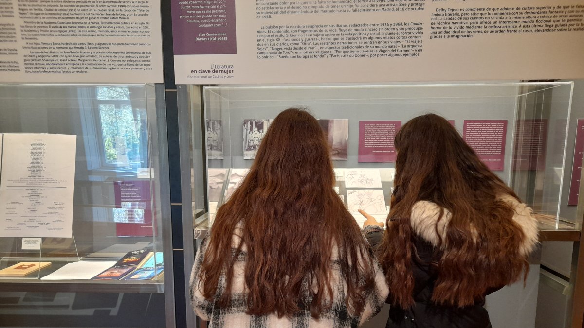 Un centenar de alumnos del IES ‘Enrique Flórez’ de Burgos visita la exposición ‘Literatura en clave de mujer. Diez escritoras de Castilla y León’. ECB