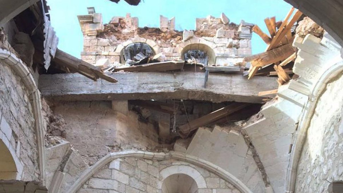El viento derribó la espadaña de la iglesia de Villangómez.-ECB