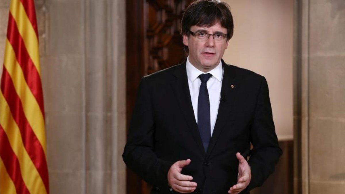 Puigdemont, durante su declaración institucional desde el Palau de la Generalitat. /-JORDI BEDMAR