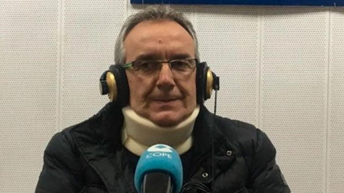 Un vehículo incendiado en los disturbios de las afueras de París.-AFP