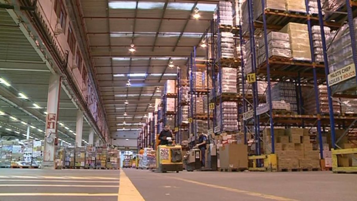 Interior del Centro Logístico de Gadisa en la localidad de Betanzos, en La Coruña-E.M