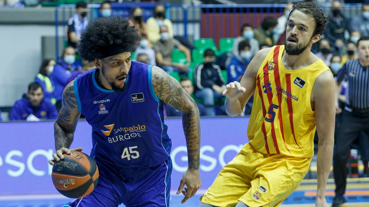 Julian Gamble postea ante el azulgrana Sanli. SANTI OTERO