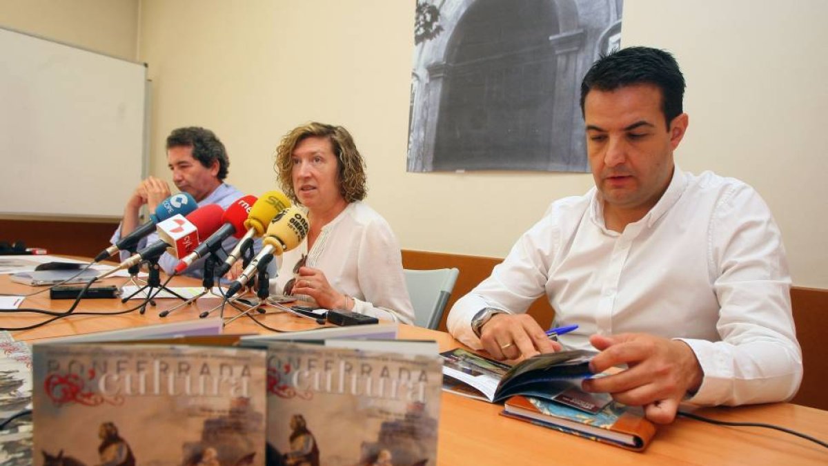 La concejala de Cultura del Ayuntamiento de Ponferrada, María Antonia Gancedo, junto al director del teatro Bérgidum, Miguel Ángel Varela (I), y el director de los museos de Ponferrada, Javier Garcías (D), durante la presentación del programa Es.cultura-Ical