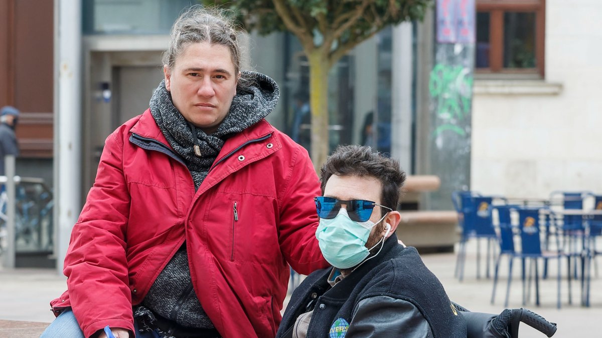 María y Omar han entregado más de cuatro mil escritos sobre accesibilidad en el Consistorio. S. O.