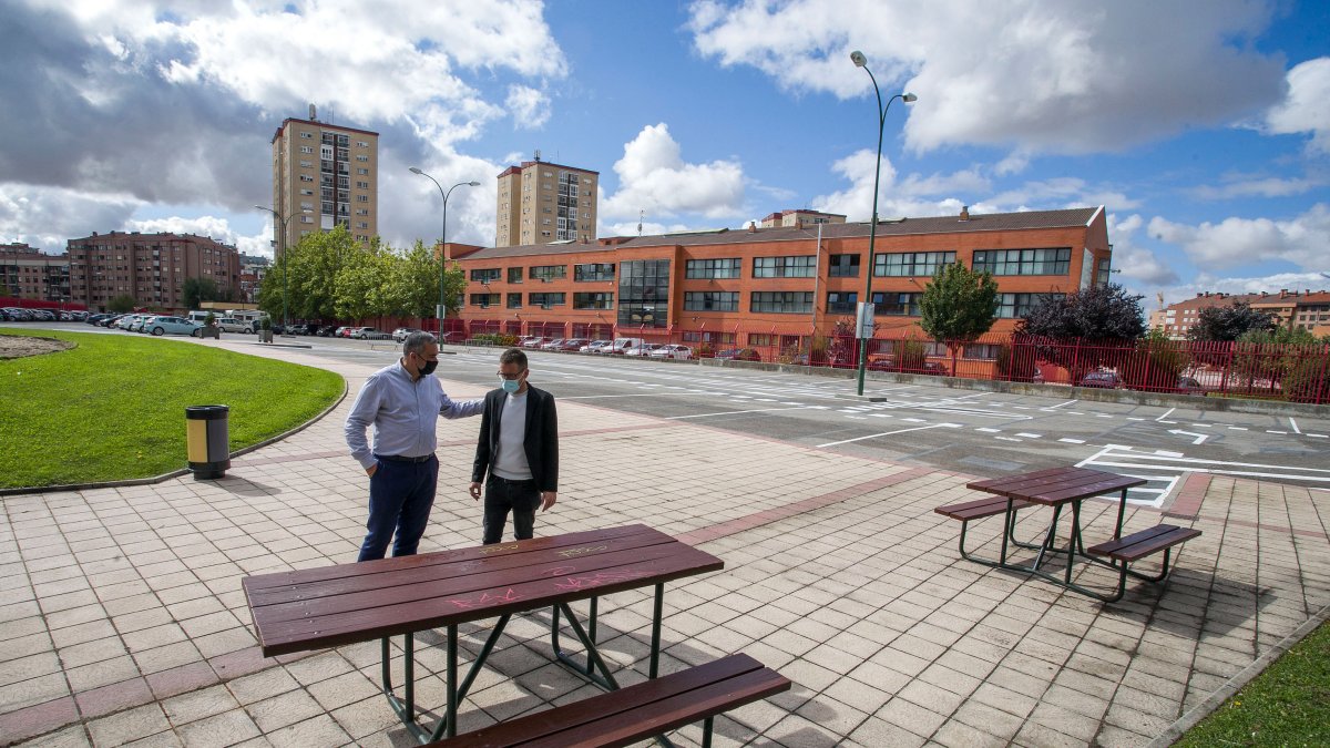 Los concejales Leví Moreno y Josué Temiño junto a la zona de picnic del nuevo aparcamiento de autocaravanas, en Gamonal. TOMÁS ALONSO