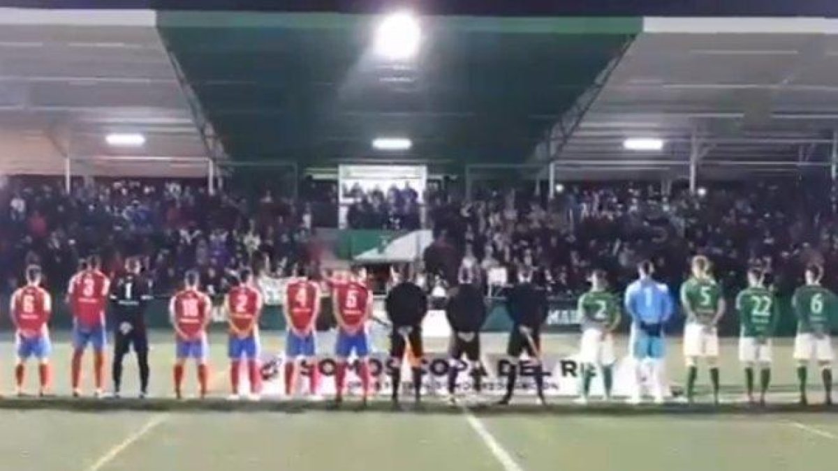 Momento en que sonaba el himno franquista en el partido entre el CD El Álamo y el Pedroñeras.-TWITTER SALVA GARCÍA / (@SALVAGJIM)