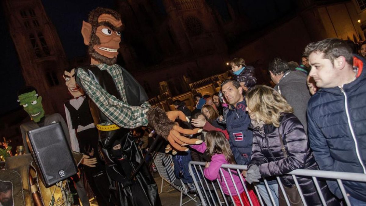 El Hombre Lobo, Frankestein y Drácula salieron a disfrutar del Carnaval. En la imagen falta la Momia, que también estaba.-SANTI OTERO