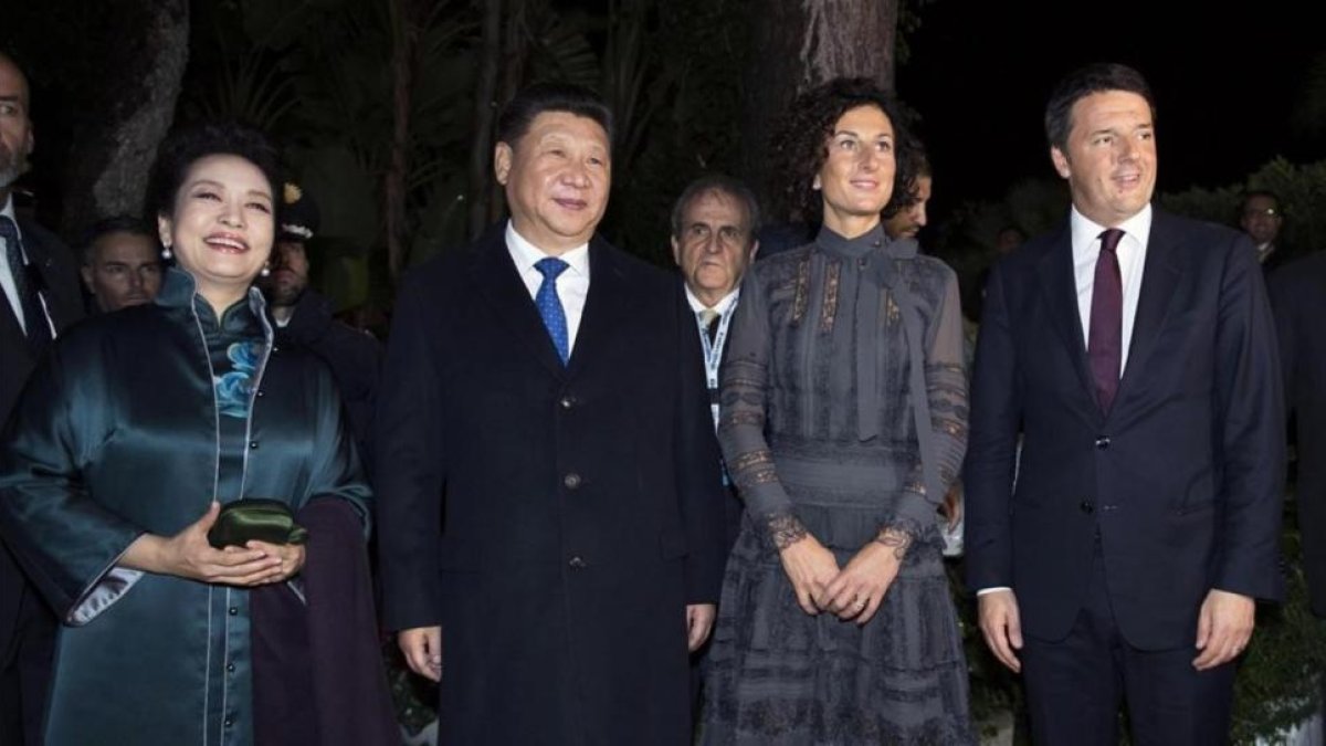 De derecha a izquierda: Renzi, junto a su esposa, Agnese Landini, el presidente chino, Xi Jinping, y la esposa de este, Peng Liyuan, en un encuentro en Santa Margherita di Pula (Cerdeña), este miércoles.-EFE
