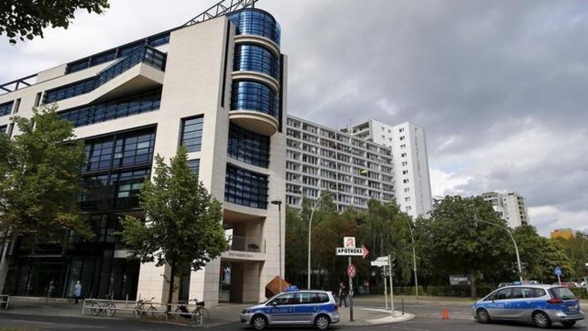 Dos coches de policía, aparcados ante el edificio del SPD, tras la evacuación.-Foto: REUTERS / AXEL SCHMIDT