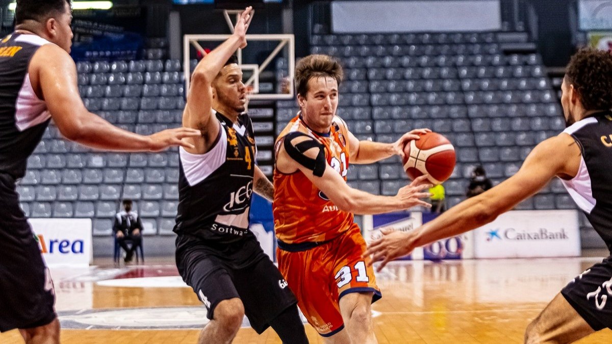 Reaves dobla el balón ante la presión de la defensa ilerdense. POL PUERTAS / ICG FORÇA LLEIDA