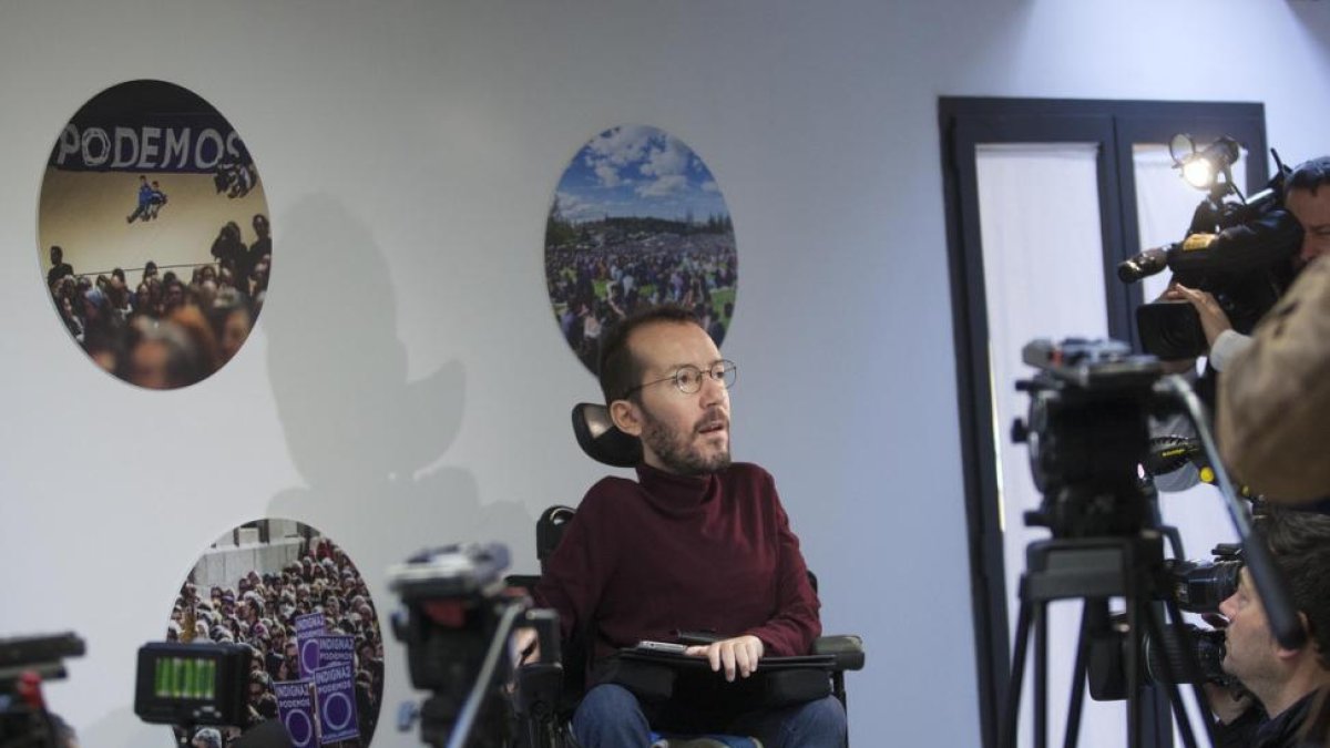 El secretario de Organización de Podemos, Pablo Echenique, durante la rueda de prensa que ha ofrecido hoy en Zaragoza para analizar el discurso de Navidad del rey Felipe VI.-EFE / TONI GALÁN