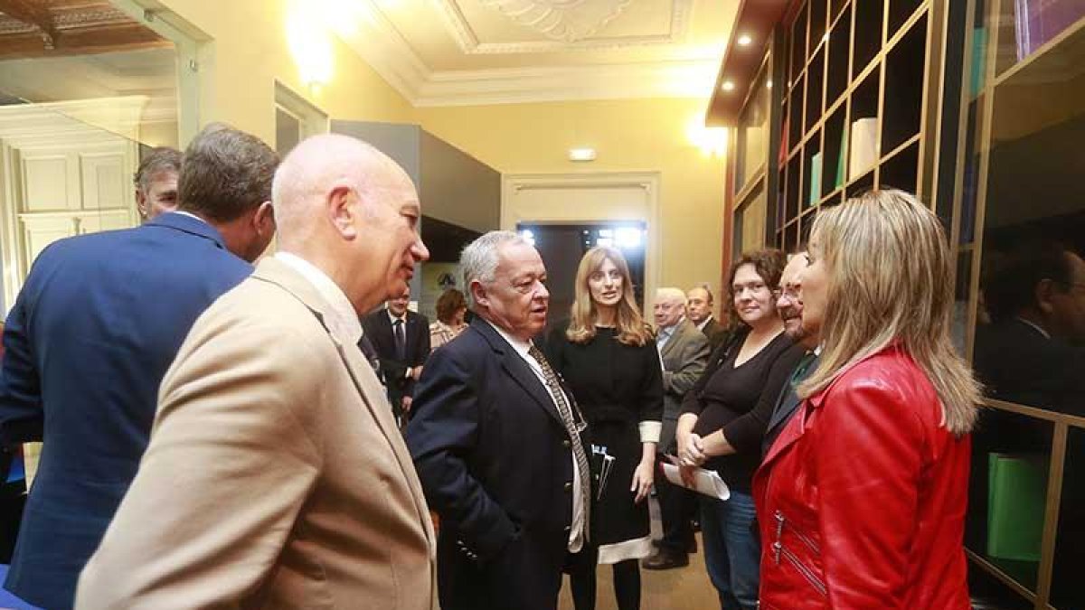 Gonzalo Santonja (c.) charla con los patronos ante la presencia de Ana Sancho (c.).-Raúl Ochoa