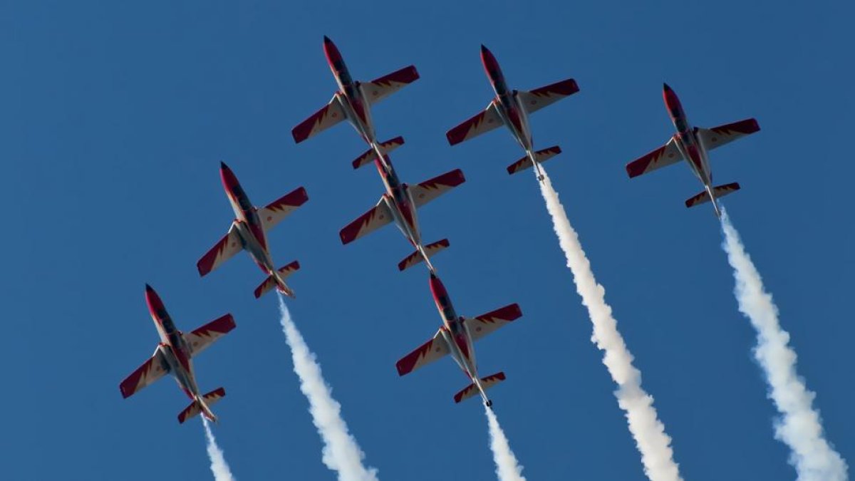Una de las acrobacias de la Patrulla Águila-Ministerio de Defensa