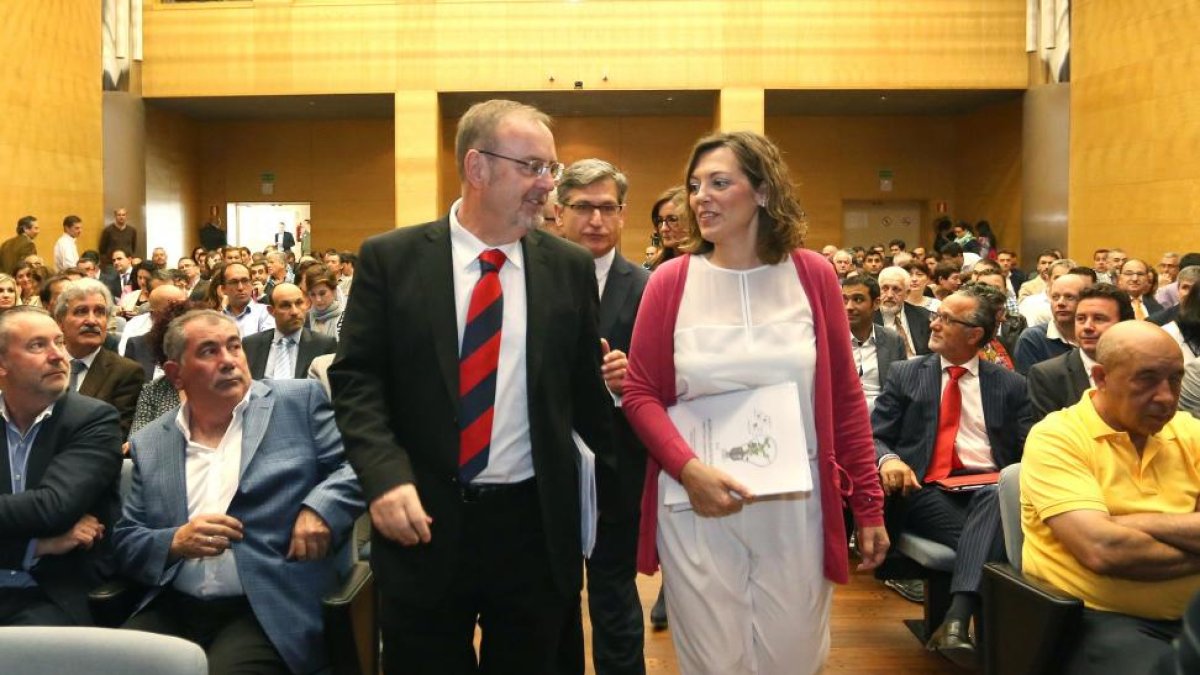 La consejera de Agricultura y Ganadería, Milagros Marcos, y el consejero de Educación, Fernando Rey, inauguran la Jornada 'I+i Agroalimentaria. Objetivo Competitividad'.-ICAL