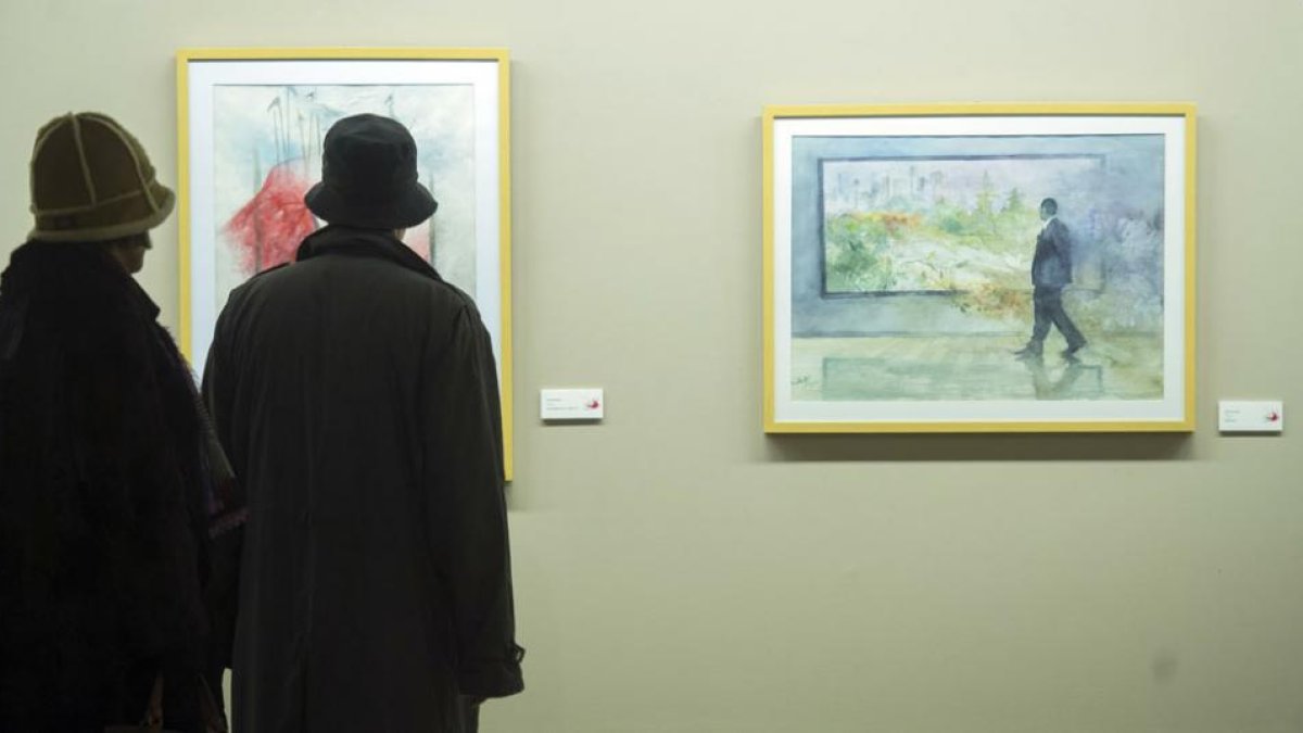 Dos visitantes observan las dos acuarelas con las que participa Ana Muñoz en la tercera edición de este proyecto.-Israel L. Murillo