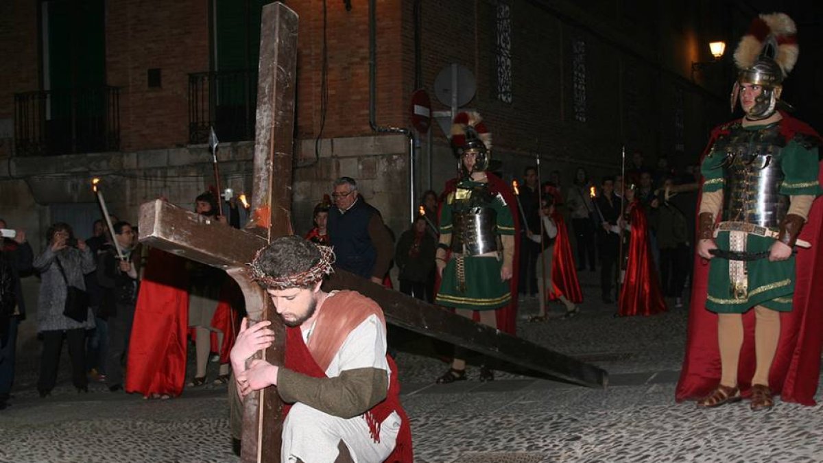 Jesús lleva la cruz a cuestas durante su recorrido por el Calvario.-MIGUEL ÁNGEL