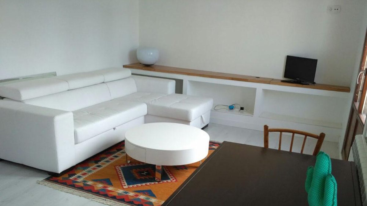 El salón de estar del apartamento que alquila Jesús Manuel.-ECB