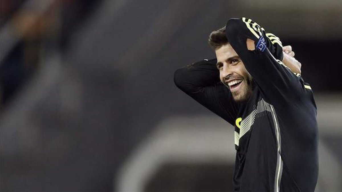 Piqué durante el partido de la selección española en Macedonia este martes.-EFE / KAI FORSTERLING