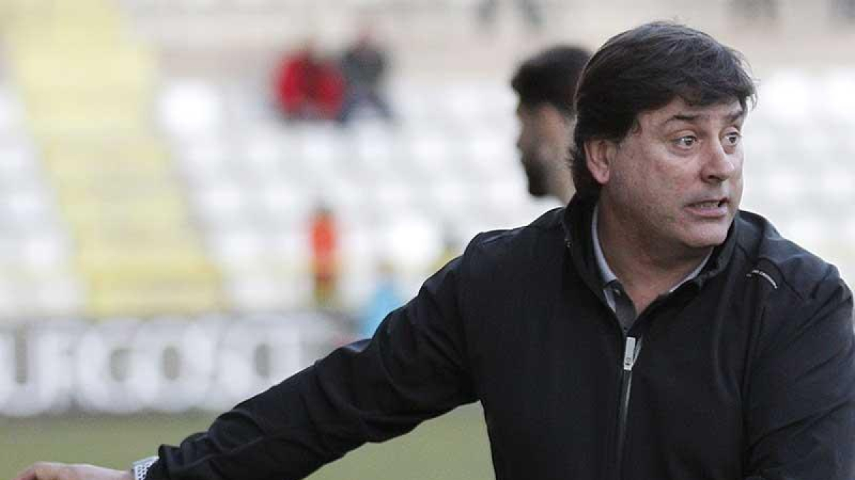 Aljandro Menéndez da instrucciones durante el partido de ayer.-SANTI OTERO