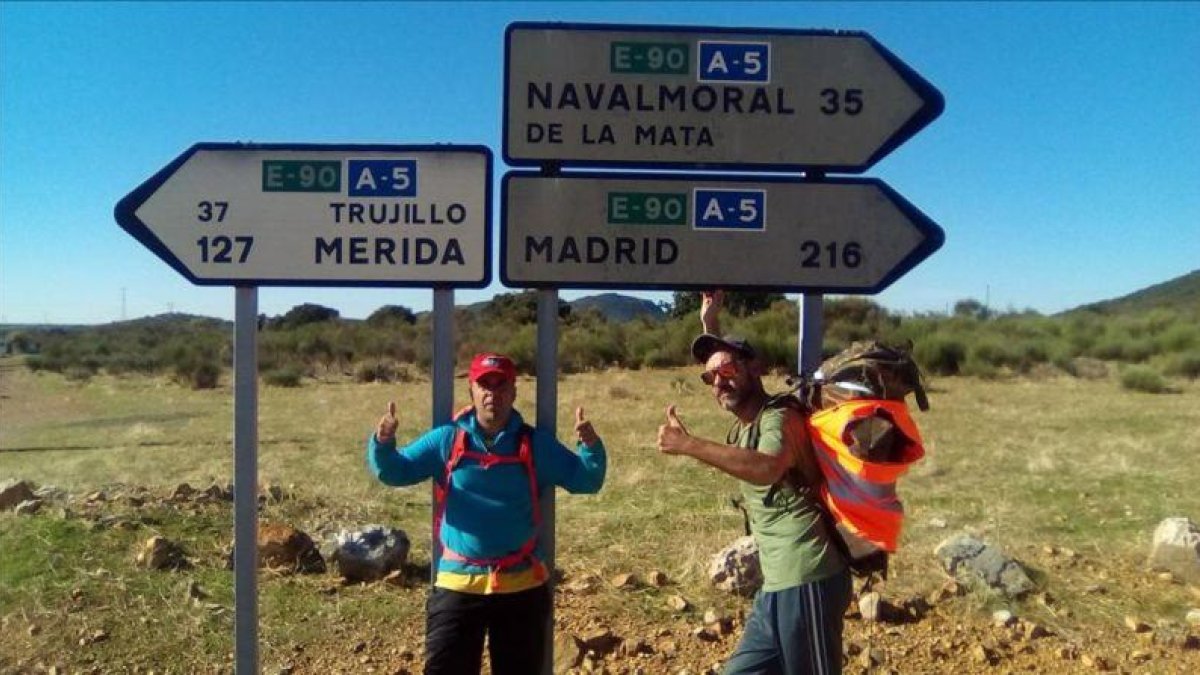 Los exmilitares Fernando Tello y David Rodríguez Thovar caminaron desde Badajoz hasta Madrid para denunciar la jubilación forzosa de los efectivos de tropa y marinería no permanentes a los 45 años.-Fotografía cedida por Fernando Tello