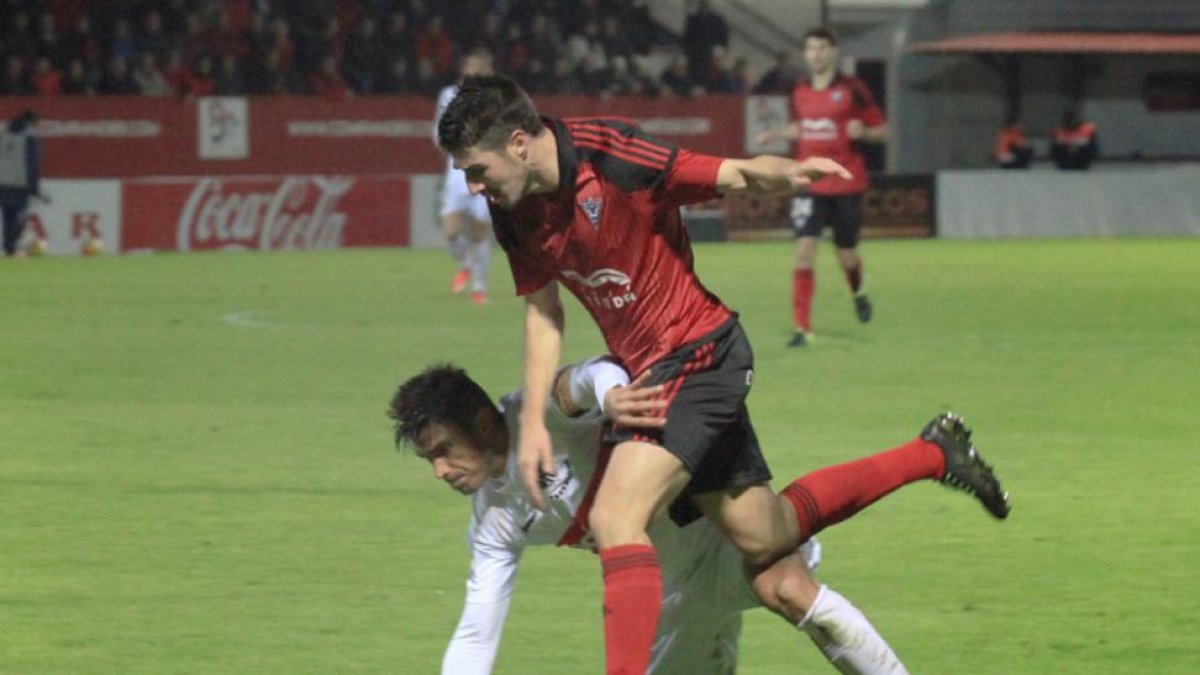 Álex García supera a un defensor durante el partido ante el Nàstic de Tarragona.-ALFONSO G. MARDONES
