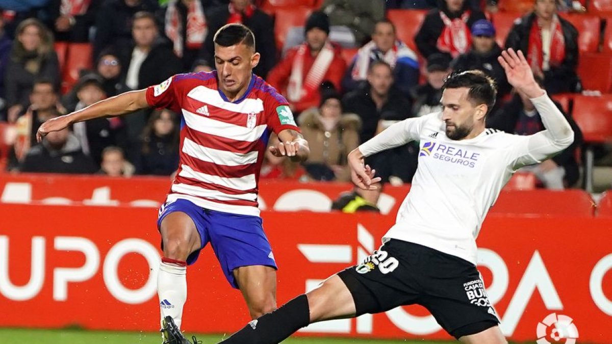 Uzuzi anotó el gol en el primer enfrentamiento entre ambos. LALIGA