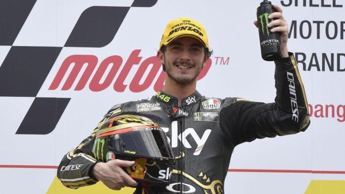 Francesco Peco Bagnaia celebra, en el podio de Sepang, su título de Moto2.-MILAGRO / TINO MARTINO