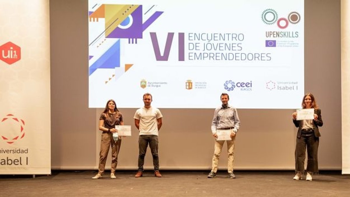 Los ganadores del concurso posan con sus diplomas en la sede de la Isabel I. Ui1