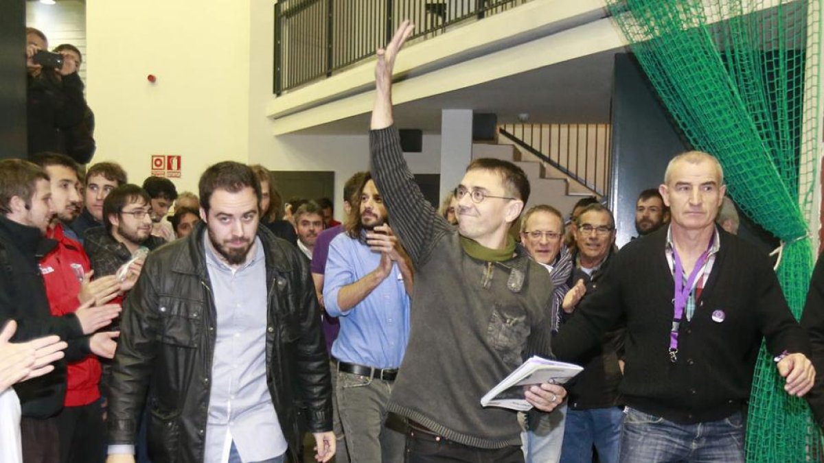 Juan Carlos Monedero es recibido por sus seguidores en Lavaderos.-RAÚL G. OCHOA