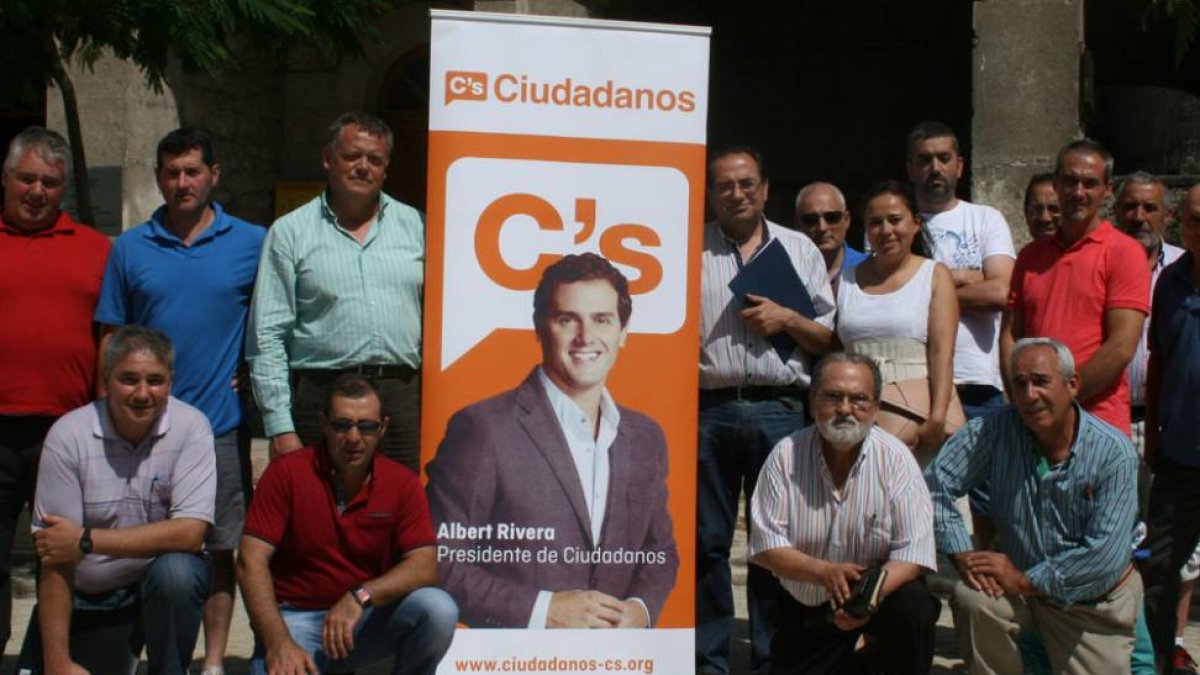 Foto de grupo de militantes y simpatizantes de Ciudadanos durante su visita a Pancorbo este fin de semana.-ECB