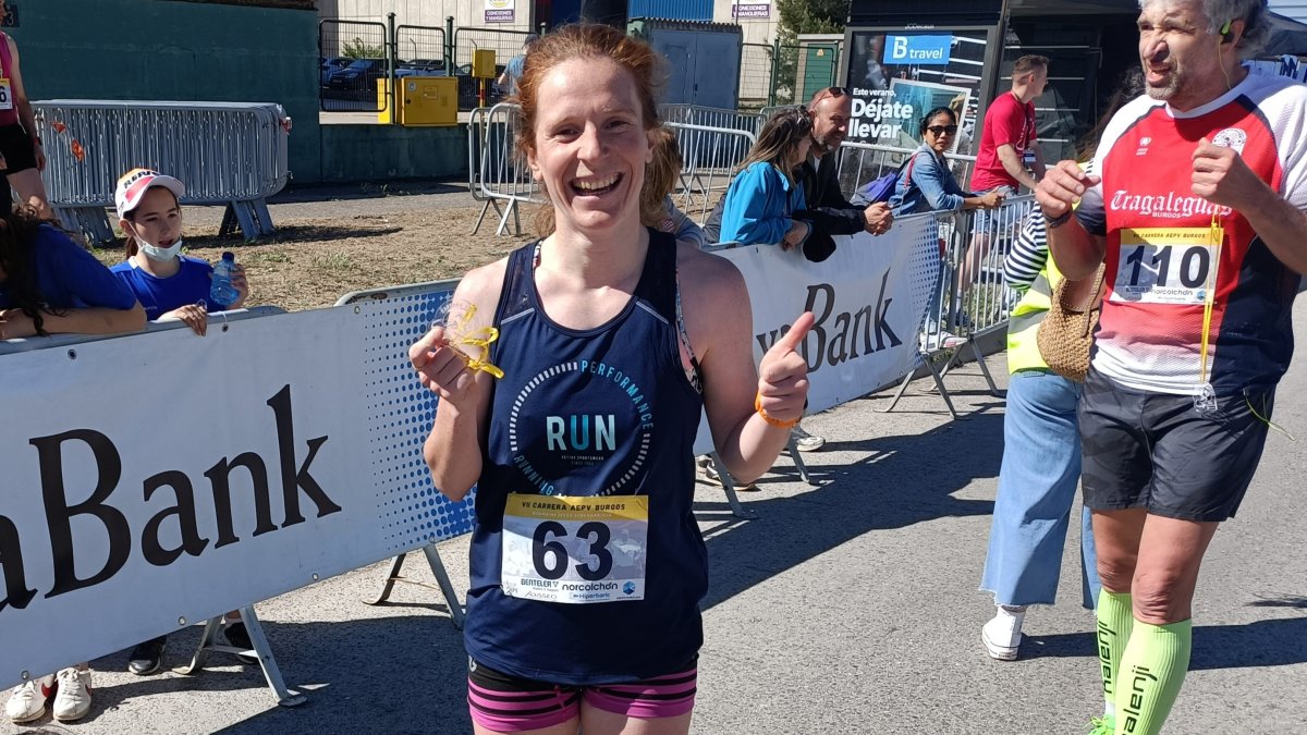 Laura Fernández celebra su triunfo en la prueba femenina. ECB