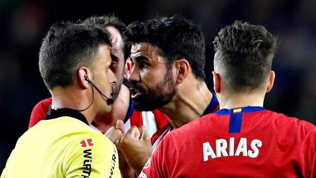 El delantero hispano-brasileño del Atlético de Madrid, Diego Costa protesta una jugada al colegiado Gil Manzano.-EFE