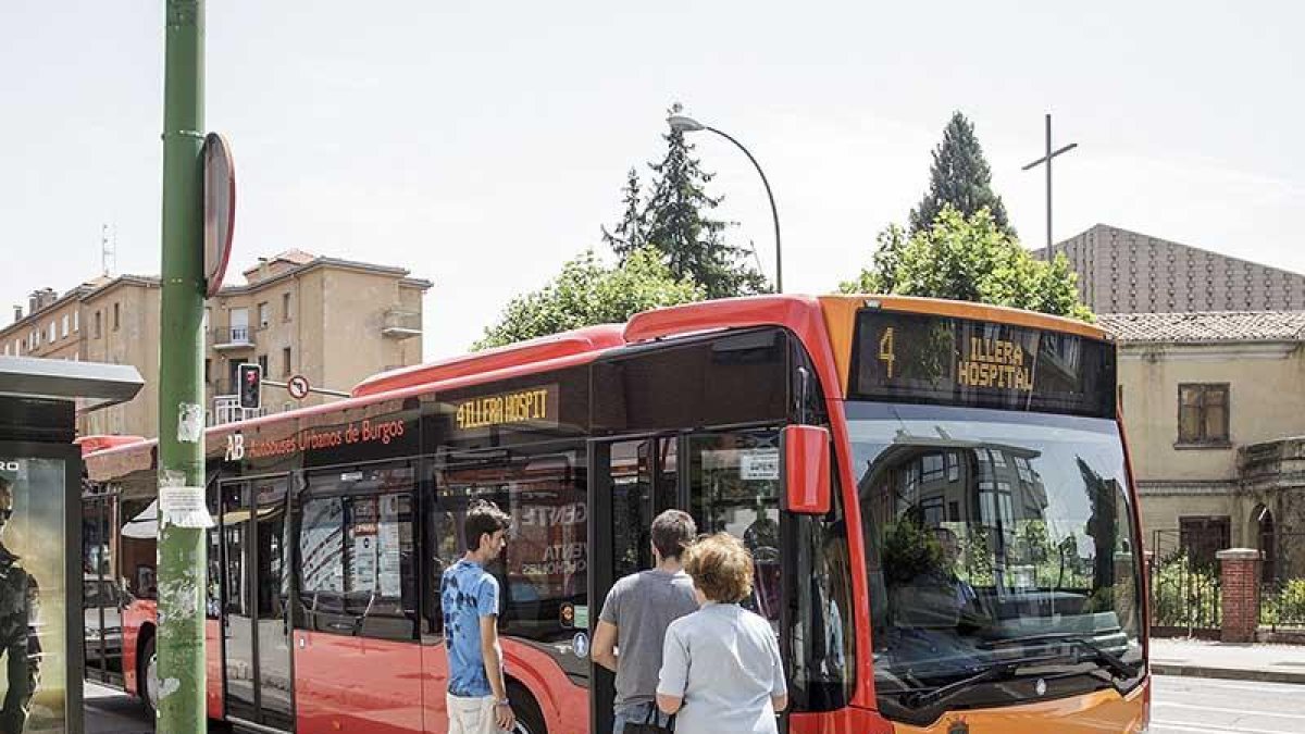 Varias personas se disponen a coger el autobús.-SANTI OTERO