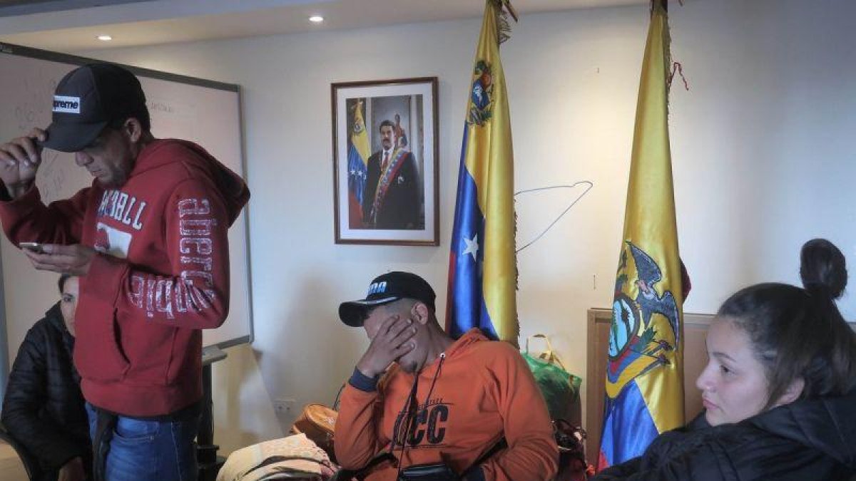 Emigrantes venezolanos hacen fila este para abordar alguno de los aviones que se dirigen a Caracas esta semana  en la embajada de Venezuela en Quito, Ecuador.-EFE DANIELA BRIK