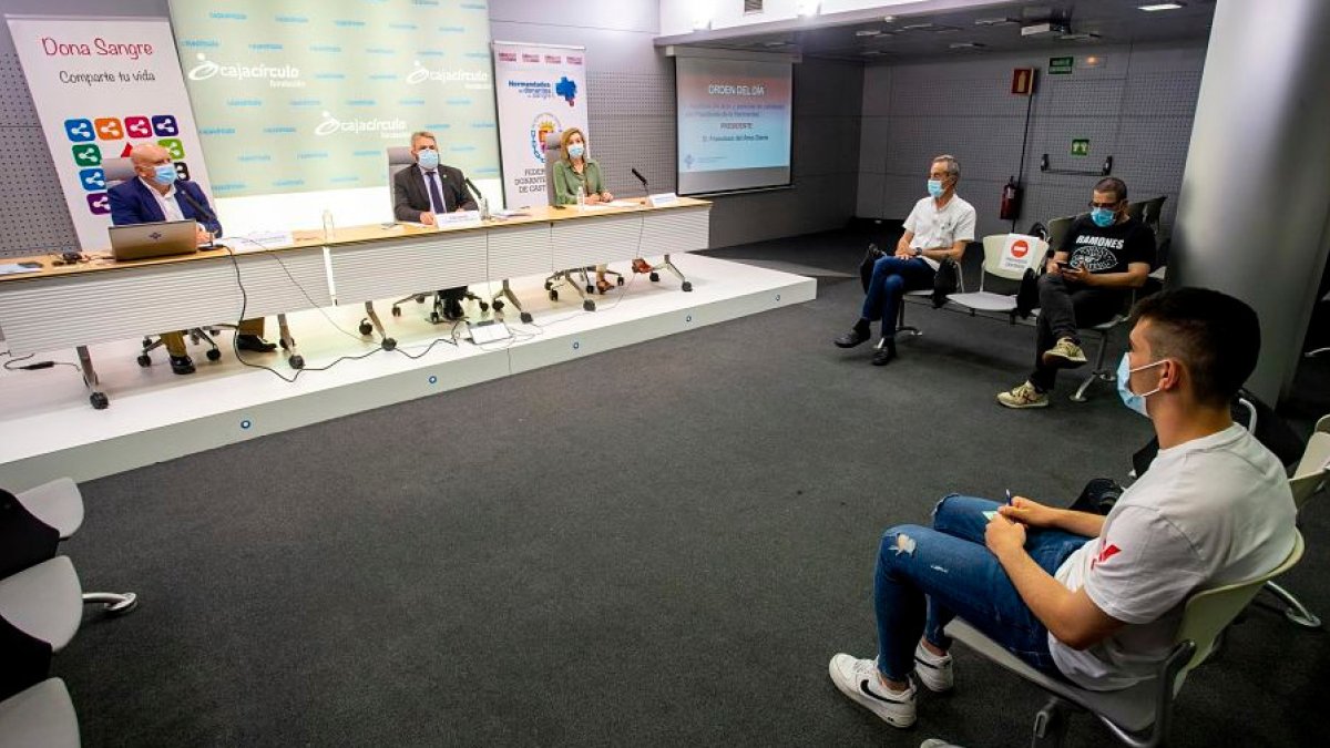 La Hermandad de Donantes de Sangre de Burgos celebró ayer su Asamblea General en la sala de prensa de la Fundación Cajacírculo. SANTI OTERO